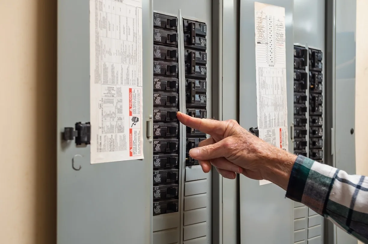 Électricien pour panneaux électriques